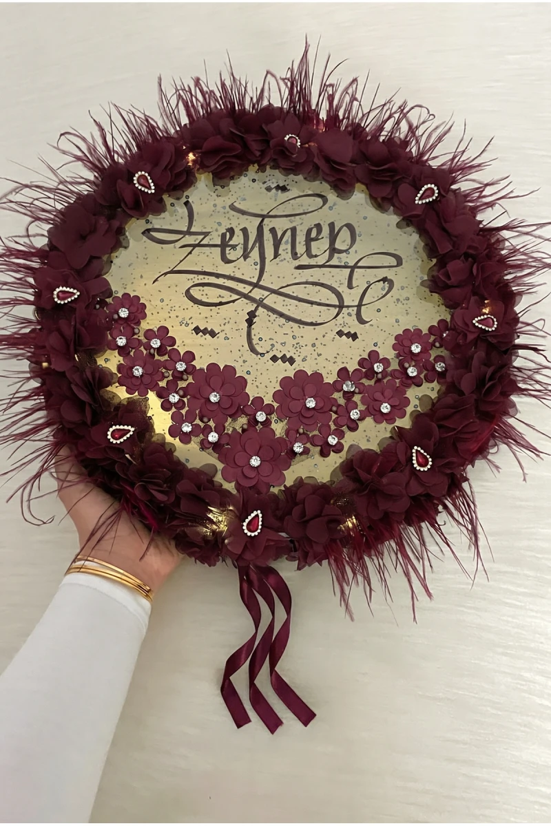 Bordo Ledli Gelin Tefi 32cm, Üç Boyutlu Çiçekli Tüylü Ve Parlak Taş Süslemeli, Düğün Kına Gecesi Nedime Bride Sünnet