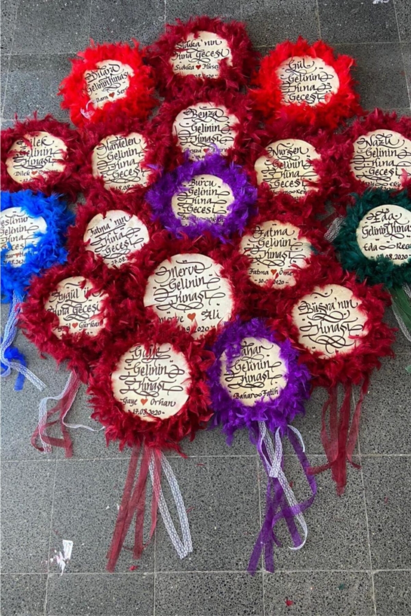 Gelin Tefi 24cm Kaligrafi Sanatlı Tüy Ve Kurdele Süslü Kına Gecesi Düğün Vazgeçilmezi