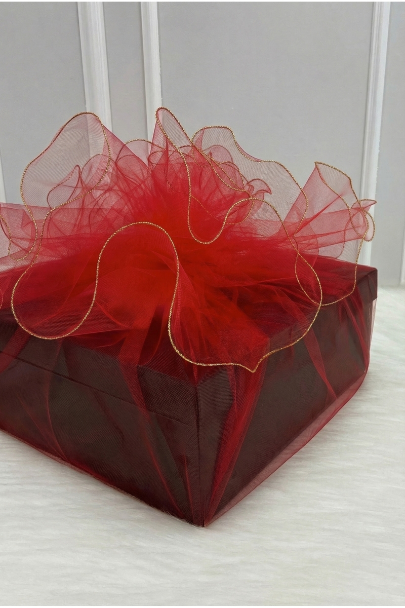 Bohça Süsleme Tülü Kırmızı, Gold Overlok Kenar, Çeyiz Gelin Damat Nişan Valiz Hediye Süs 150x150cm