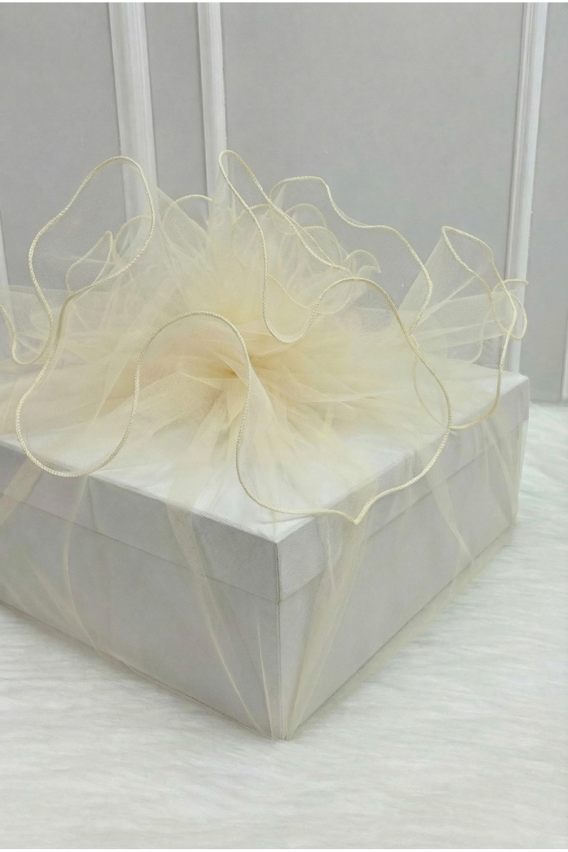 Bohça Süsleme Tülü Krem, Krem Overlok Kenar, Çeyiz Gelin Damat Nişan Söz Valiz Hediye Süs 150x150cm