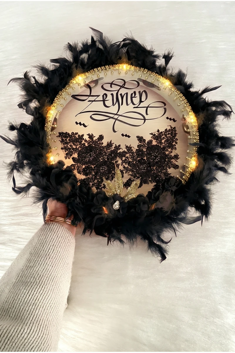 Siyah Ledli Gelin Tefi 32cm, Lüx Aplik Çiçekli Tüylü Ve Parlak Taş Süslemeli, Düğün Kına Nedime Bride Sünnet