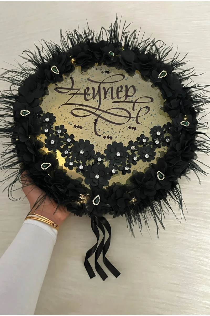 Siyah Ledli Gelin Tefi 32cm, Üç Boyutlu Çiçekli Tüylü Ve Parlak Taş Süslemeli, Düğün Kına Gecesi Nedime Bride Sünnet