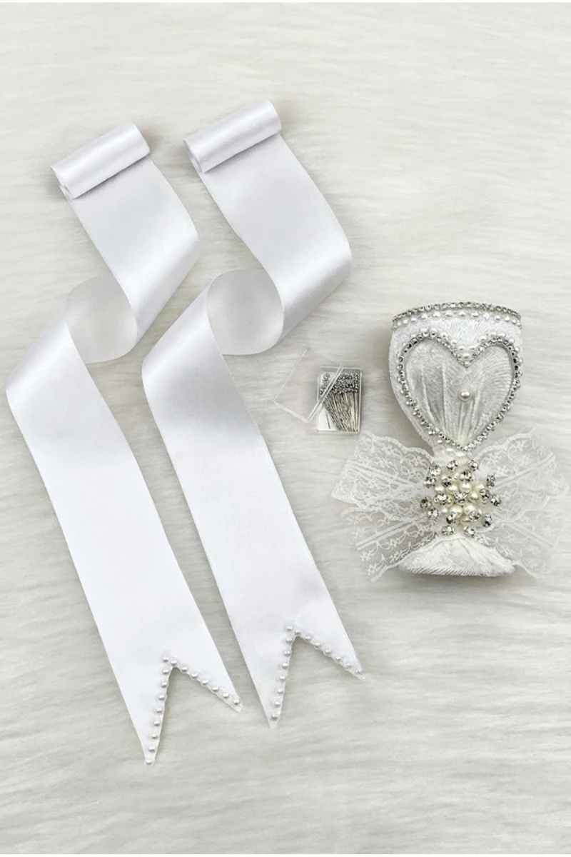 Takı Kurdele Seti, Beyaz Kalpli İğnelik, Beyaza Beyaz İncili Gelin Damat Takı Kemeri, 100 Adet İğne, Düğün Kına Gecesi Nişan Nikah Söz Sünnet