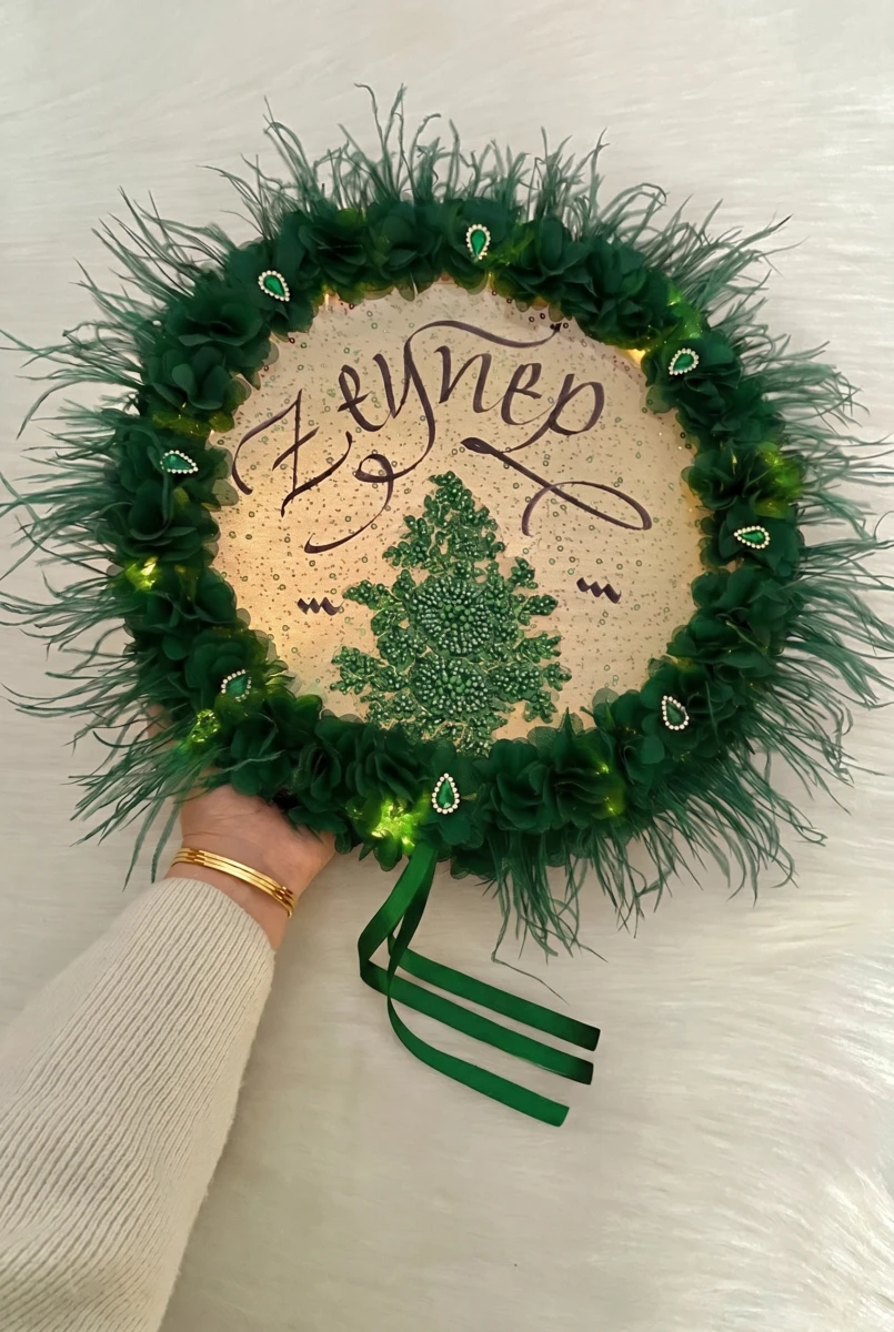 Zümrüt Yeşili Ledli Gelin Tefi 32cm, Lüx Aplik Çiçek Pul Payet Taşlı Tüylü, Düğün Kına Nedime Bride