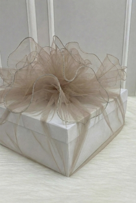 Bohça Süsleme Tülü Vizon, Gümüş Overlok Kenar, Çeyiz Gelin Damat Nişan Valiz Hediye Süs 150x150cm